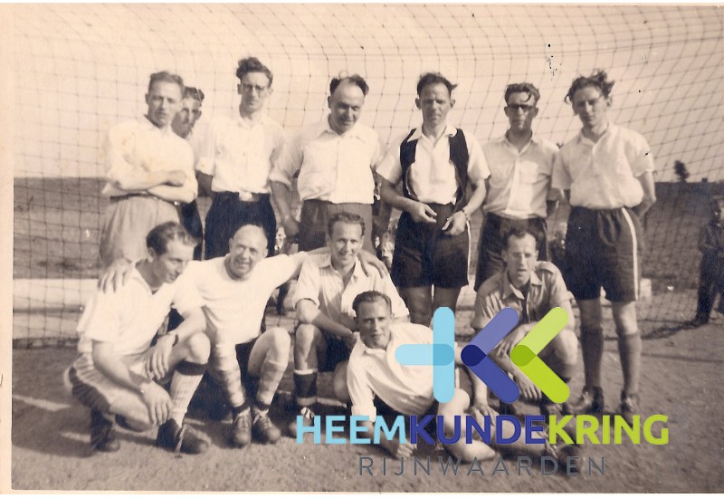 10-7-1951 Gemeente Elftal H&A Torbecke en T&A elftal geschonken door F.Verborg Coll. HKR